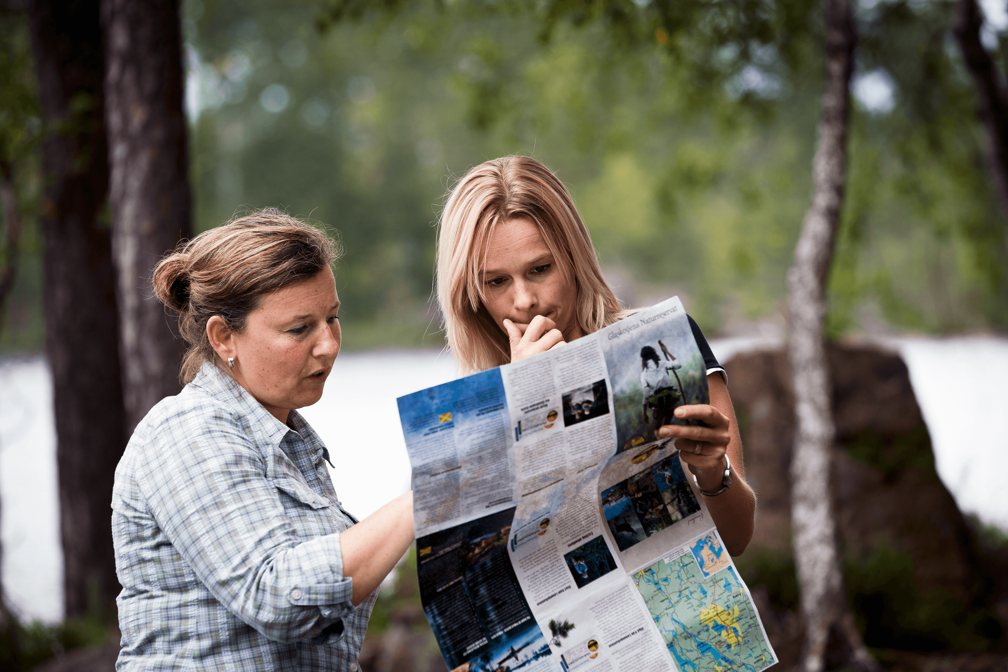 Två kvinnor vandrar och läser kartan