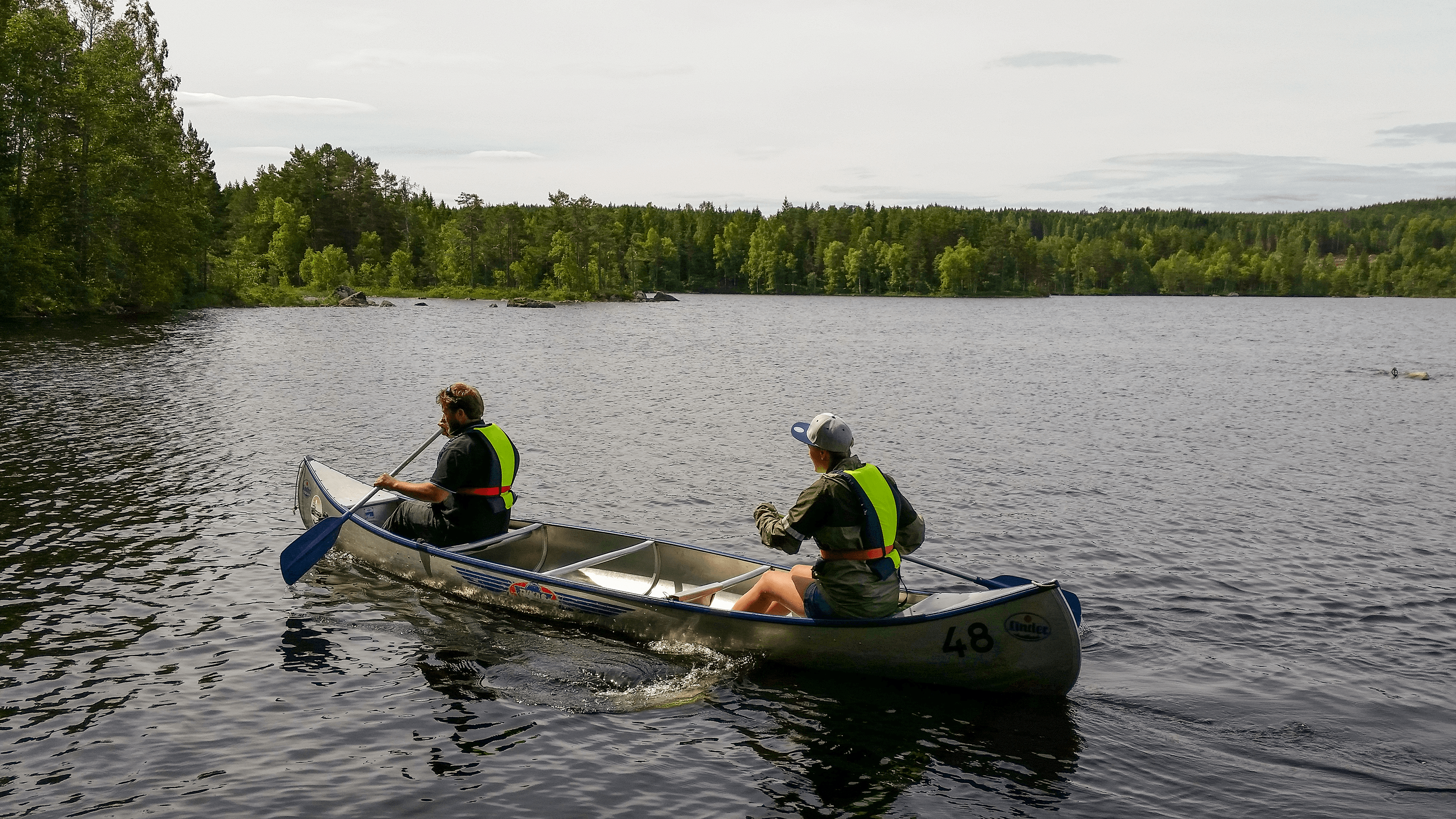 två personer i kanot på sjö