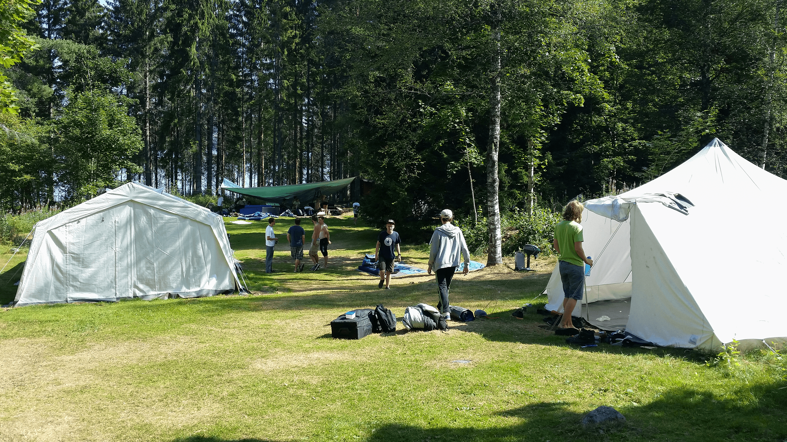 ungdomar vid lägerplats