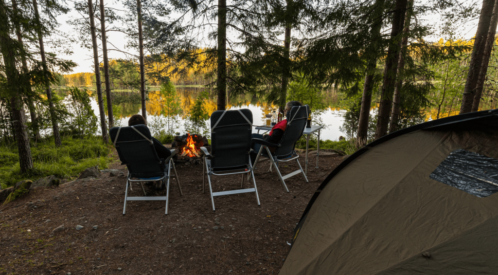 camping med tält vid sjö